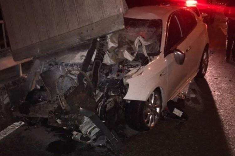 Kamyon lifti koptu, arkadan gelen otomobilin &uuml;zerine d&uuml;şt&uuml;