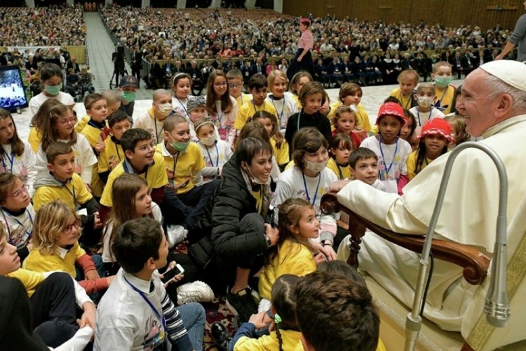 Papa, 216 bin &ccedil;ocuğun cinsel istismar mağduru olması nedeniyle &uuml;zg&uuml;n