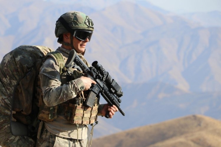 Hakkari'de 'Hudut Kartalları' sınırı yerli ve milli silahlarla koruyor