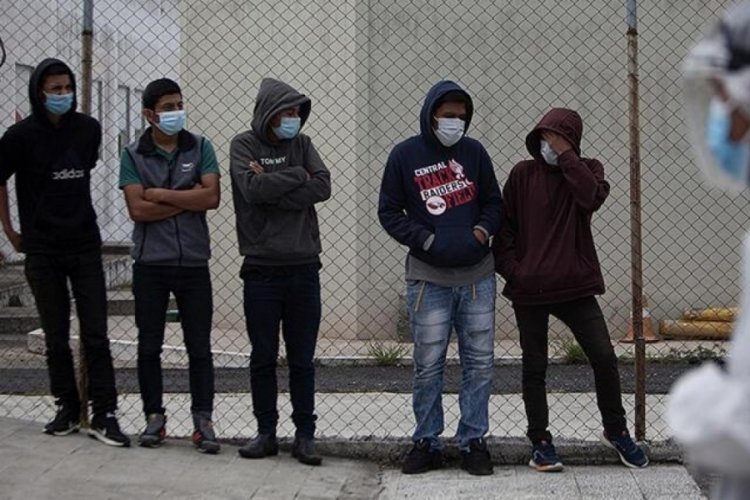Meksika sınırında &ccedil;aresiz bekleyiş s&uuml;r&uuml;yor