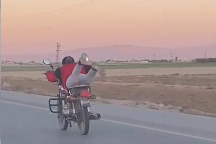 Konya'da motosiklet s&uuml;r&uuml;c&uuml;s&uuml;n&uuml;n tehlikeli yolculuğu kamerada