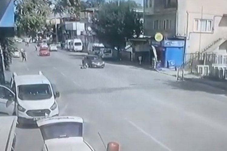Bursa'da karşıdan karşıya ge&ccedil;mek isteyen yayaya otomobil b&ouml;yle &ccedil;arptı