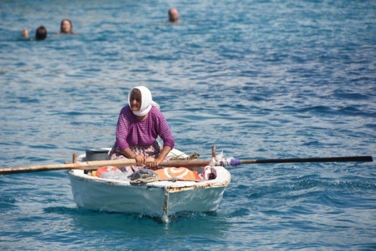 Antalya'da 82 yaşındaki kadın kayığına binip her g&uuml;n denizde satış yapıyor