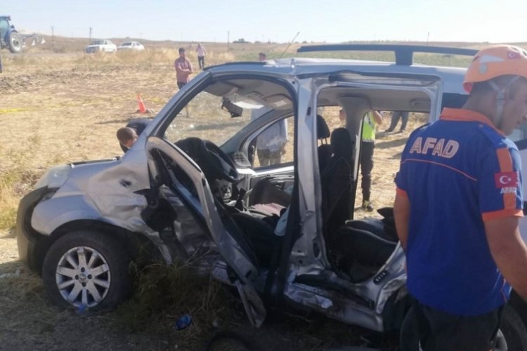Adıyaman'da hafif ticari ara&ccedil;la otomobil &ccedil;arpıştı: 1 &ouml;l&uuml;, 4 yaralı