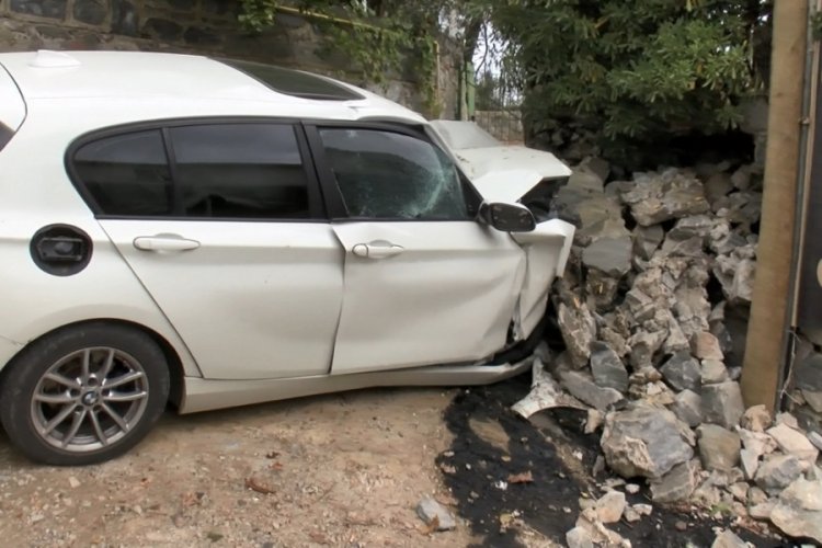 İstanbul Sarıyer'de istinat duvarına &ccedil;arpan otomobil hurdaya d&ouml;nd&uuml;, s&uuml;r&uuml;c&uuml; yaralandı