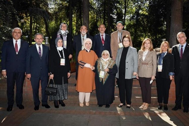 Emine Erdoğan, yaşlılarla buluştu