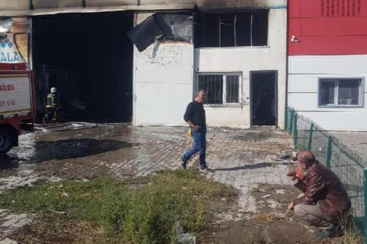 Fabrikası yanarken g&ouml;r&uuml;nce g&ouml;zyaşları i&ccedil;erisinde izledi