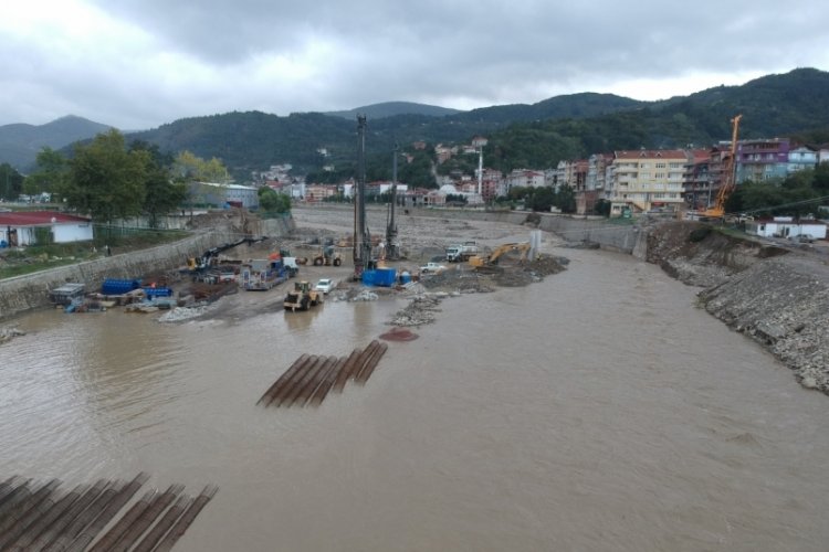 Sinop Ayancık'ta yağış sonrası k&ouml;y yolları &ccedil;&ouml;kt&uuml;, elektrik direkleri yan yattı