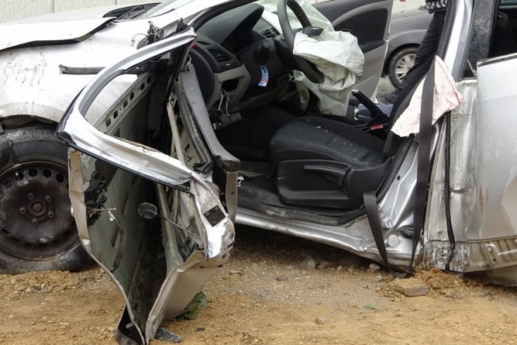 Takla atan otomobilde 2 kişi yaralandı