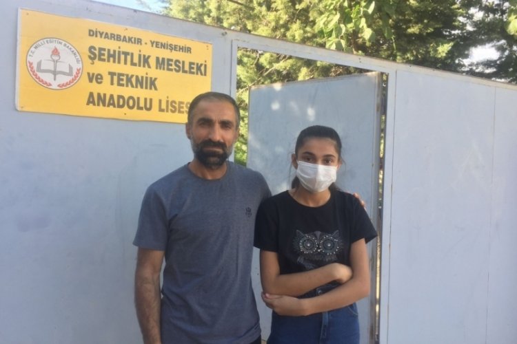 Lise &ouml;ğrencisi &uuml;niforma alamadığı i&ccedil;in okula giremedi