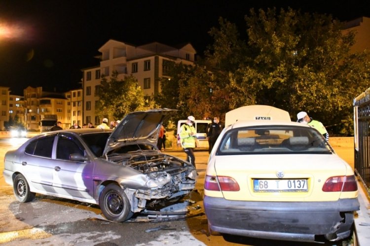 Aksaray'da taksi ile otomobil &ccedil;arpıştı: 3 yaralı