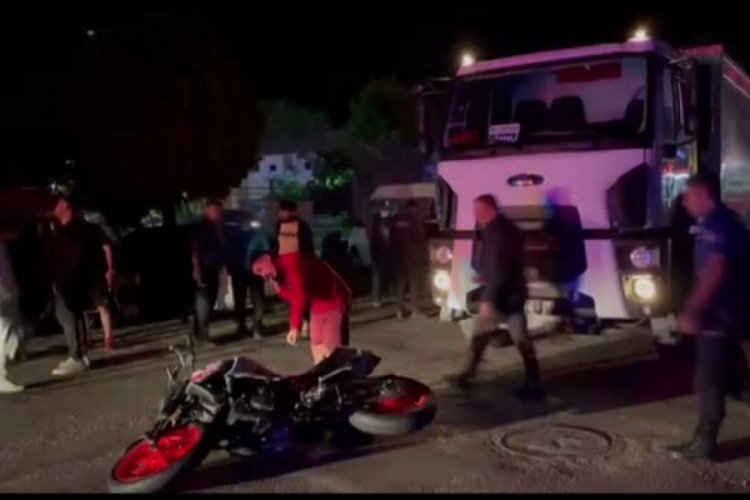 &Ccedil;&ouml;p kamyonuyla &ccedil;arpışan motosiklet s&uuml;r&uuml;c&uuml;s&uuml; hayatını kaybetti