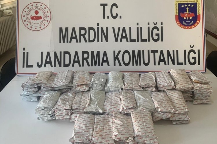 Mardin'de minib&uuml;steki yolcunun &ccedil;antasından 30 kilo g&uuml;mr&uuml;k ka&ccedil;ağı nargile t&uuml;t&uuml;n&uuml; &ccedil;ıktı