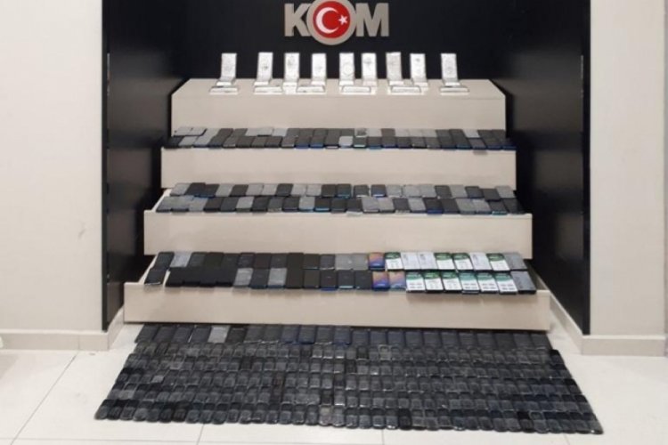 Van'da k&uuml;l&ccedil;e g&uuml;m&uuml;ş ile cep telefonları ele ge&ccedil;irildi
