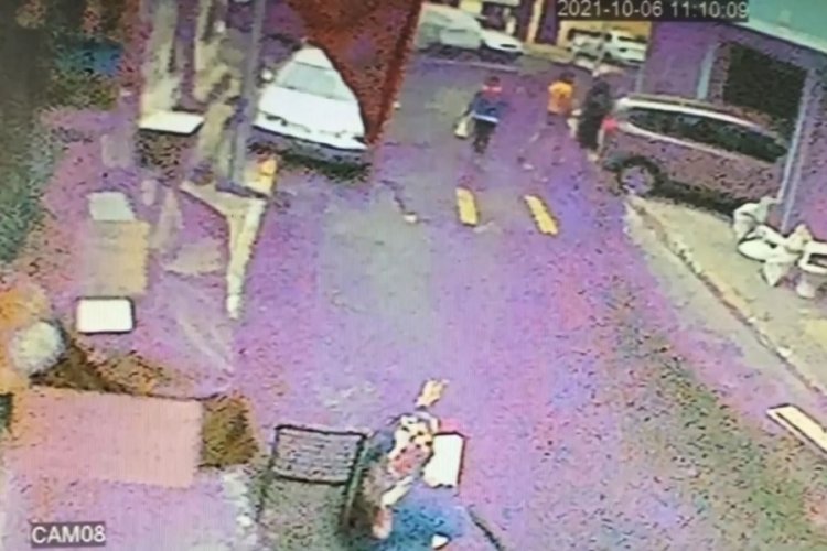 İstanbul'da otomobil depoya daldı, &ouml;l&uuml;mden saniyelerle kurtuldu