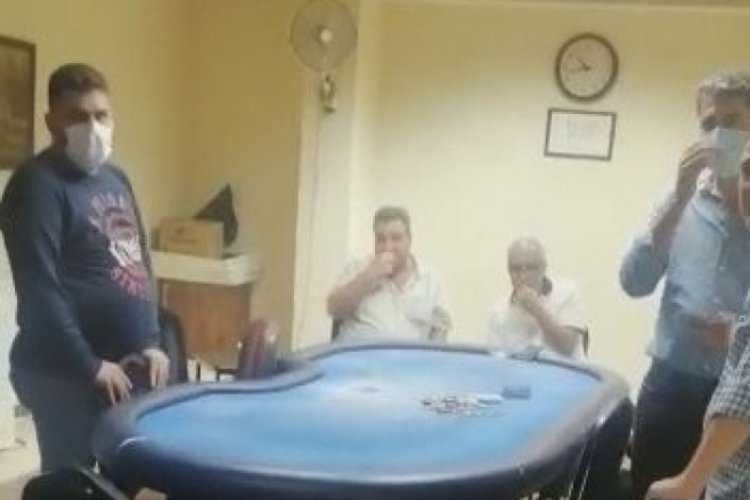Adana'da kumar oynarken polise yakalanan adam &ccedil;ekirdek &ccedil;itlemeye başladı