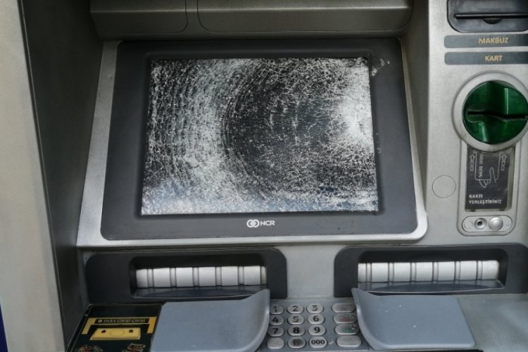 İstanbul Bağcılar'da ekranları taşla kırılan 4 ATM kullanılamaz hale geldi&nbsp;