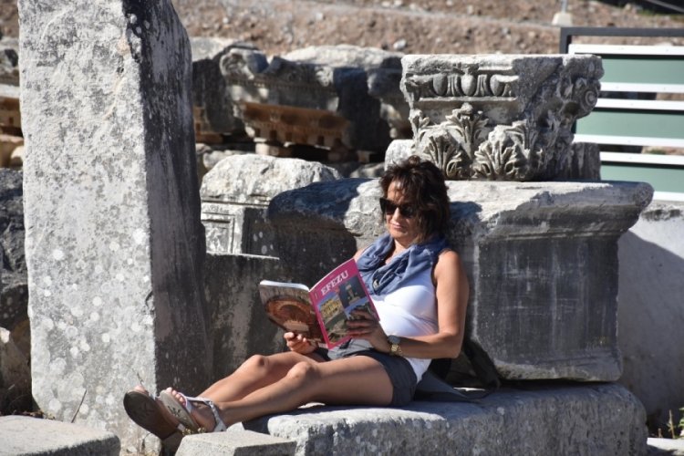 Tarih turizminin g&ouml;zdesi Efes'te pandeminin izleri siliniyor