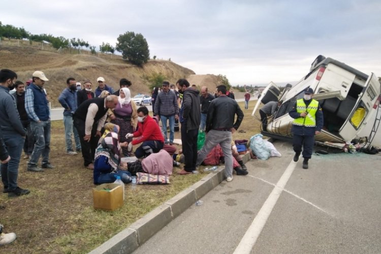 Amasya'da tarım iş&ccedil;ilerini taşıyan minib&uuml;s devrildi: 18 yaralı