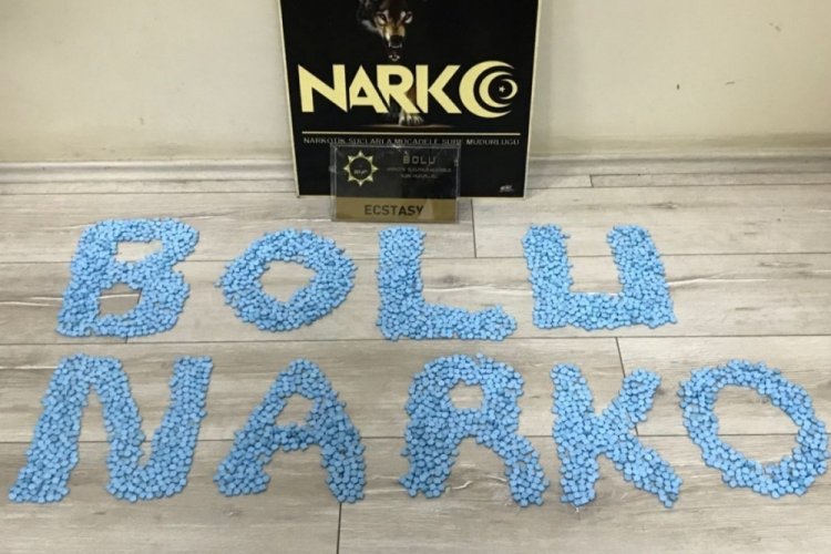 Bolu'da ara&ccedil;taki kadının &ccedil;antasından 3 bin 80 uyuşturucu hap &ccedil;ıktı