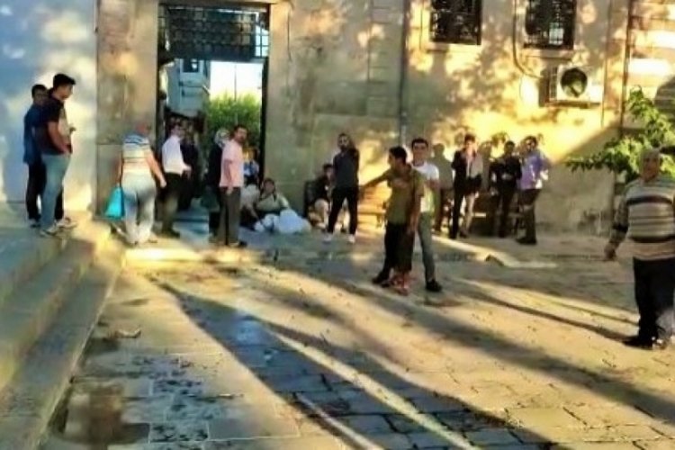 Şanlıurfa'da bulunan bir cami avlusunda dilencilerin yer kavgasını vatandaşlar ayırdı