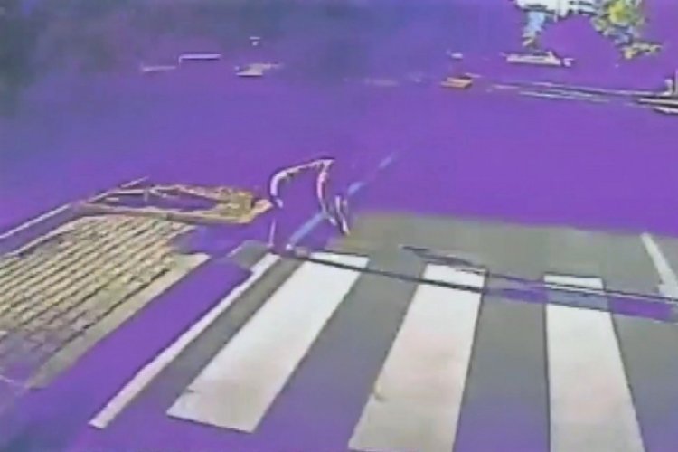 Dengesini kaybeden yaya otob&uuml;s&uuml;n &ouml;n&uuml;ne d&uuml;şt&uuml;!