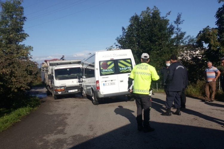 Trabzon'da servis minib&uuml;s&uuml;, kamyonetle &ccedil;arpıştı: 11 &ouml;ğrenci yaralı