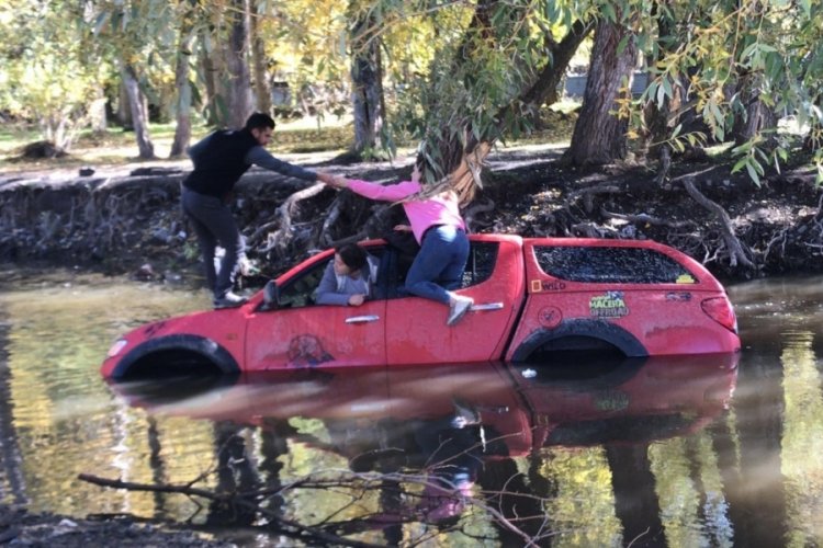 Erzurum'da Nehri ge&ccedil;erken yan yatan off-road aracındaki 4 kişiyi &ccedil;evredekiler kurtardı