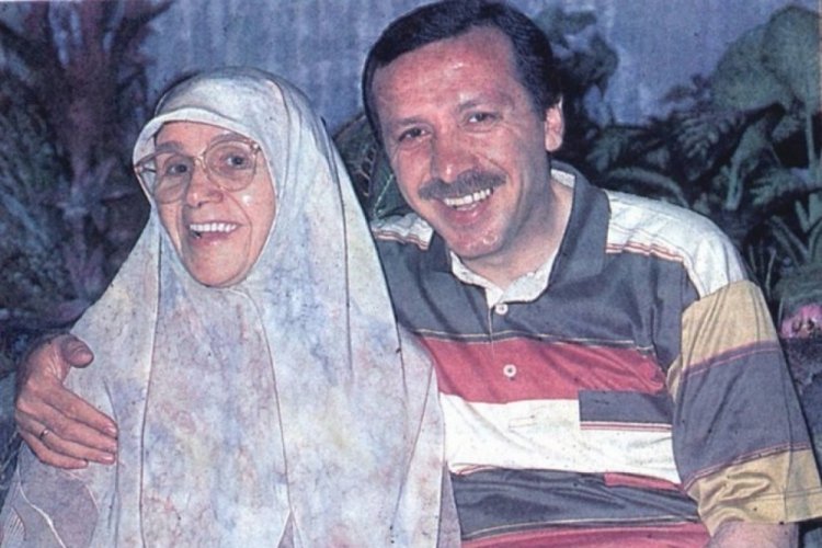 Cumhurbaşkanı Erdoğan, annesiyle fotoğrafını paylaştı