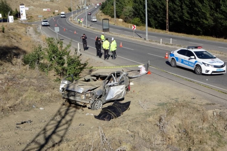 Şarampole devrilen otomobilin s&uuml;r&uuml;c&uuml;s&uuml; &ouml;ld&uuml;