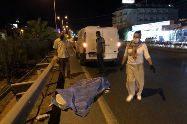 Antalya'da yolun karşısına ge&ccedil;en turistlere otomobil &ccedil;arptı