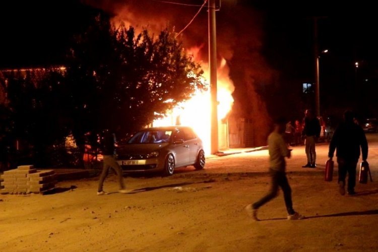 Yangında evde mahsur kalan kadını itfaiye kurtardı