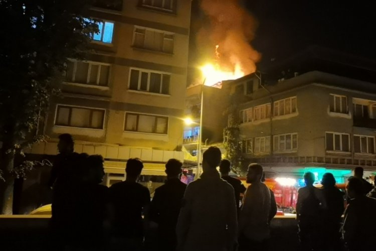 Bursa İneg&ouml;l'de apartmanın &ccedil;atısı alev alev yandı