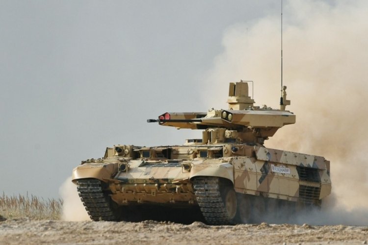 Rusya Kaliningrad'a yeni tanklar sevk etti
