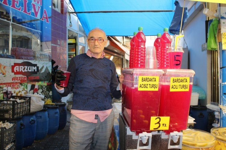 Bursalılar gripten korunmak i&ccedil;in turşu suyu i&ccedil;in