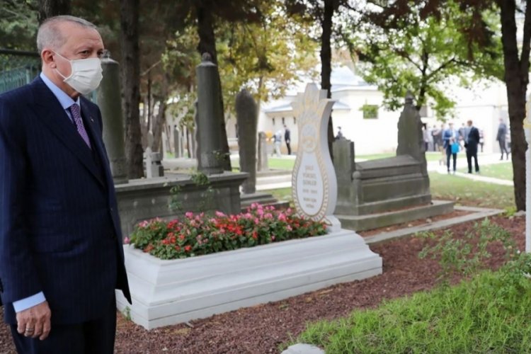 Cumhurbaşkanı Erdoğan, Ey&uuml;psultan'daki kabristanı ziyaret etti