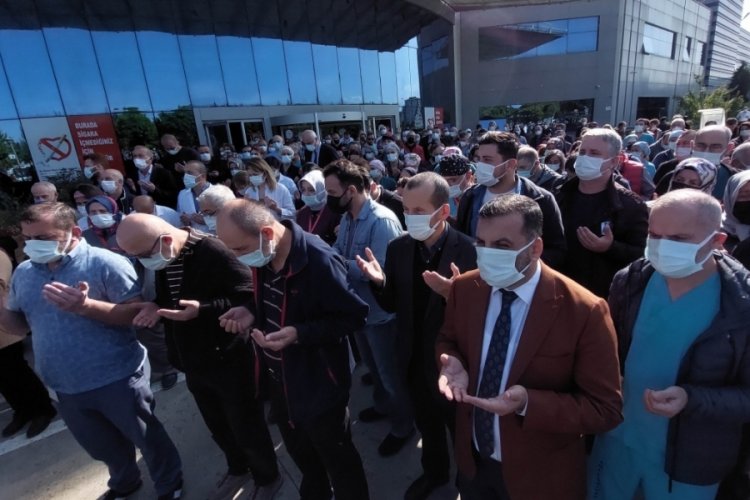 Kalp krizinden &ouml;len anestezi teknisyeni i&ccedil;in hastane &ouml;n&uuml;nde t&ouml;ren d&uuml;zenlendi