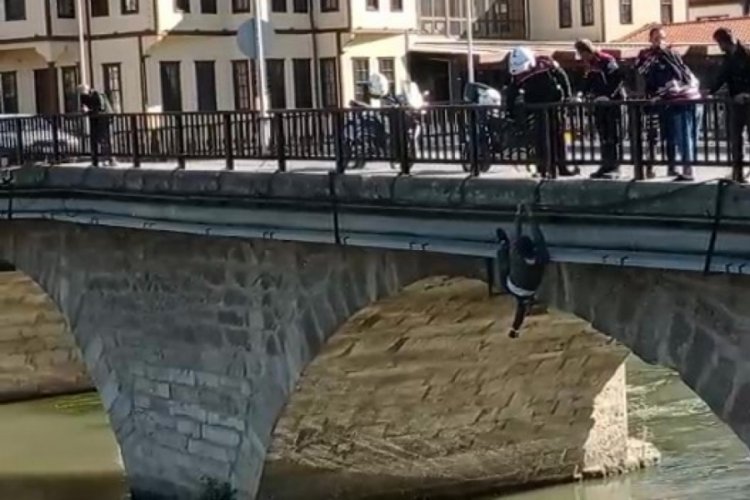 Bunalıma giren adam k&ouml;pr&uuml;den Yeşilırmak'a atladı