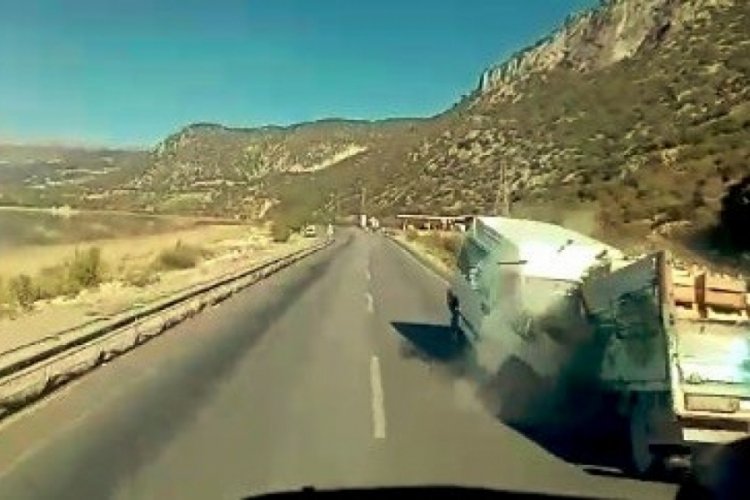 Minib&uuml;s ile kamyonet kaza yaptı: 1 &ouml;l&uuml;, 5 yaralı