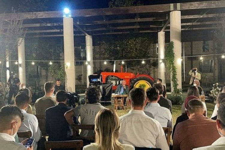 Cumhurbaşkanı Erdoğan gen&ccedil;lerle birlikte t&uuml;rk&uuml; seslendirdi