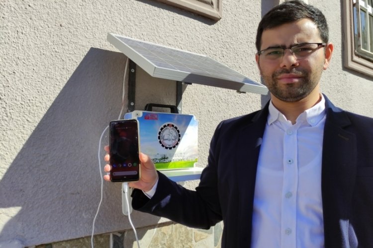 Bursa'da &ouml;ğretmen &ouml;ğrencileri i&ccedil;in g&uuml;neş enerjisiyle &ccedil;alışan şarj istasyonu yaptı