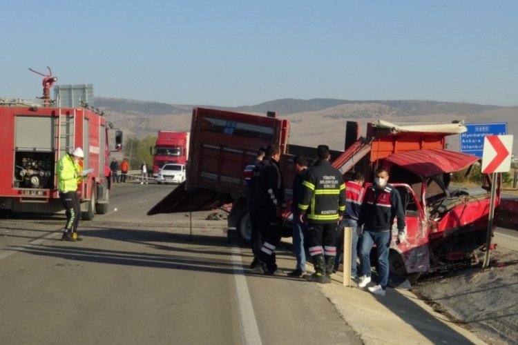 Afyonkarahisar'da korkun&ccedil; kaza: 3 &ouml;l&uuml;, 1 yaralı