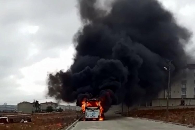 Tekirdağ'da park halindeki midibüs yandı