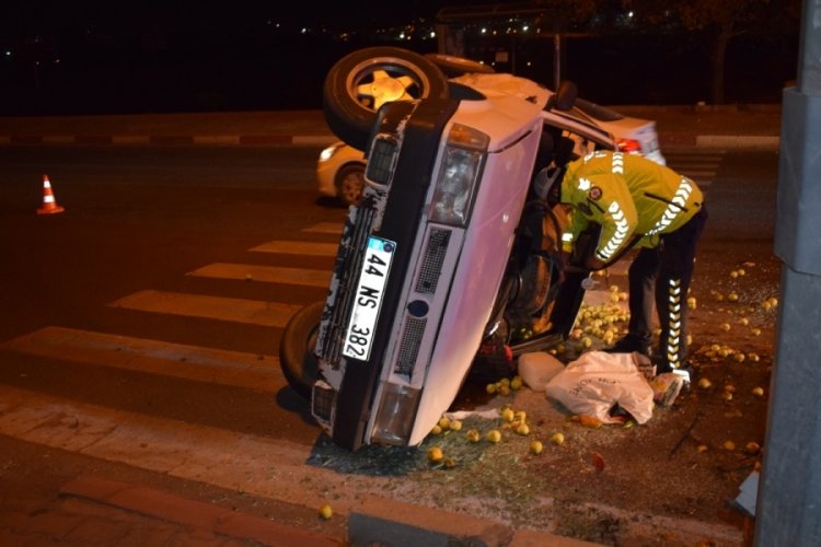 Malatya'da iki otomobil &ccedil;arpıştı, 3 kişi yaralandı