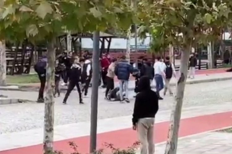 İstanbul'da gen&ccedil;lerin u&ccedil;an tekmeli kavgası kamerada