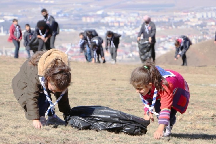 Erzurum Paland&ouml;ken'de poşet poşet &ccedil;&ouml;p topladılar