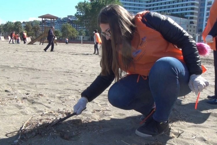 Trabzon sahilinde toplanan &ccedil;&ouml;plerin y&uuml;zde 81'i plastik &ccedil;ıktı
