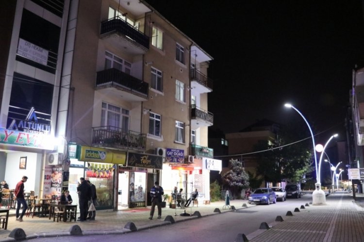 Sevgilisiyle tartışıp atlamaya kalkan genci mahalleli kurtardı