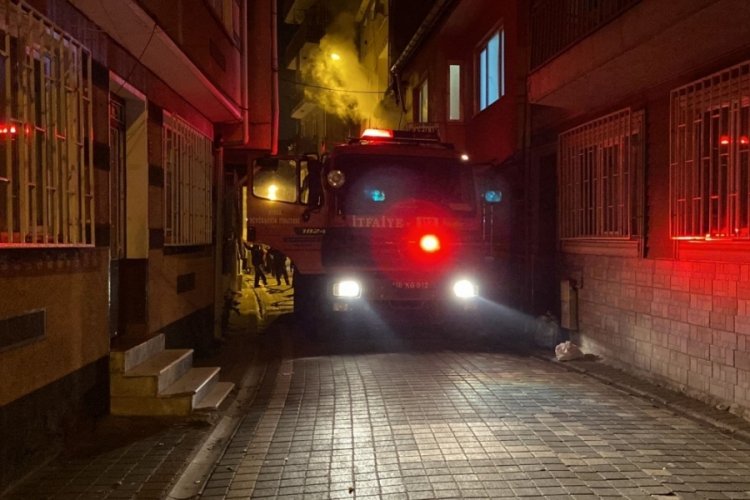 Bursa'da itfaiye eri Türk bayrağını yanmaktan kurtardı