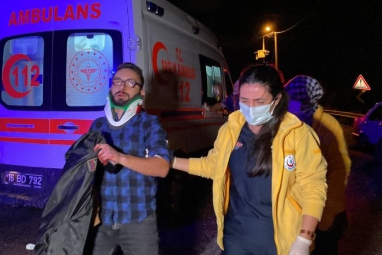 Bursa'da kontrolden çıkan otomobil aydınlatma direğine çarptı: 2 yaralı